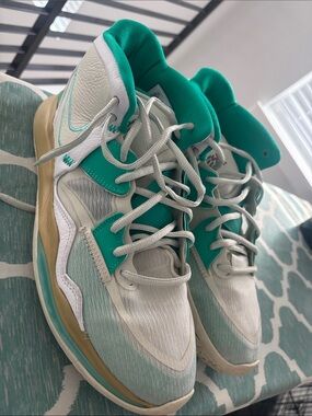 Nike Men’s Athletic Shoes in Teal and White Kyrie Irving